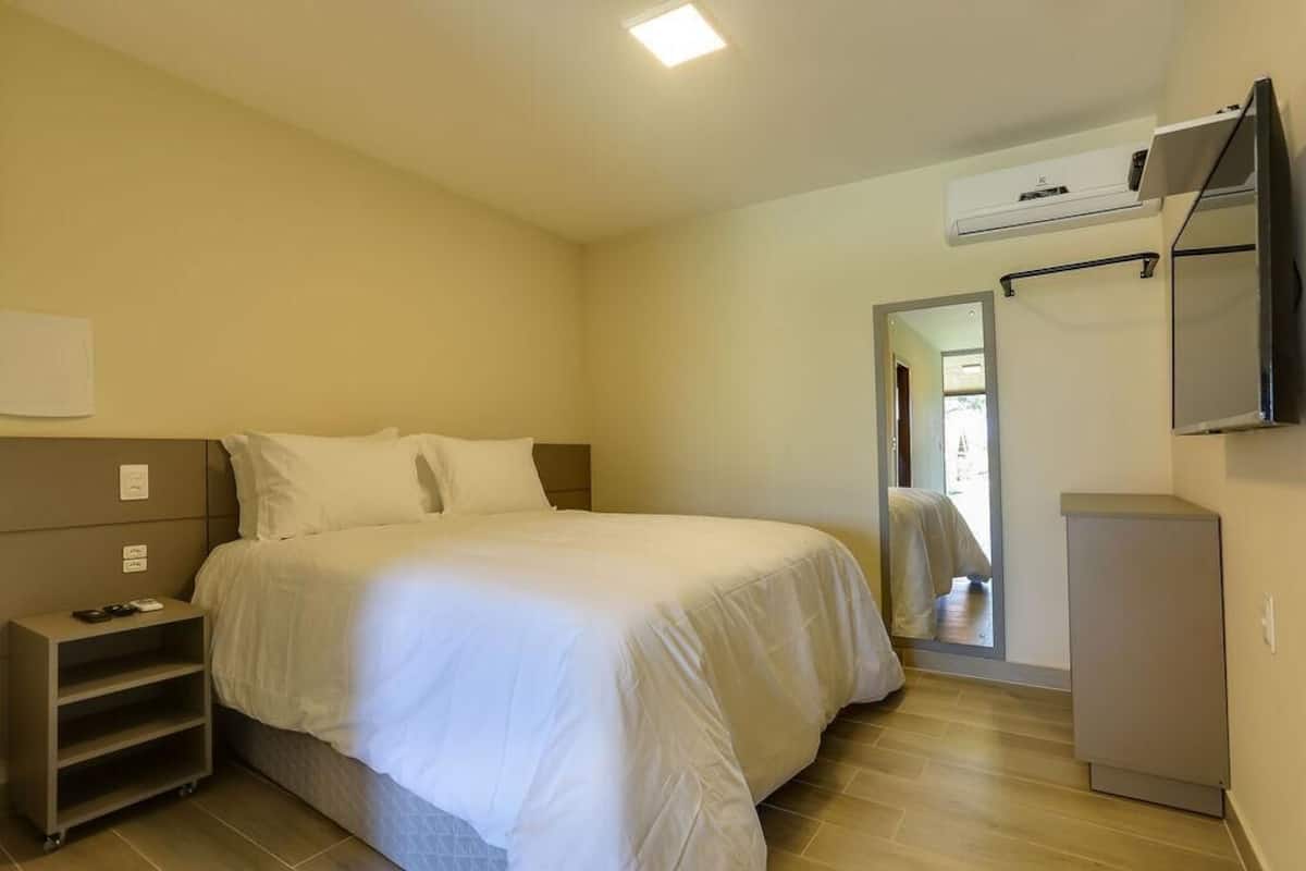 Minibar, in-room safe, blackout drapes, WiFi (free)
