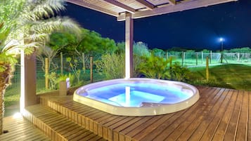 Bañera de hidromasaje al aire libre