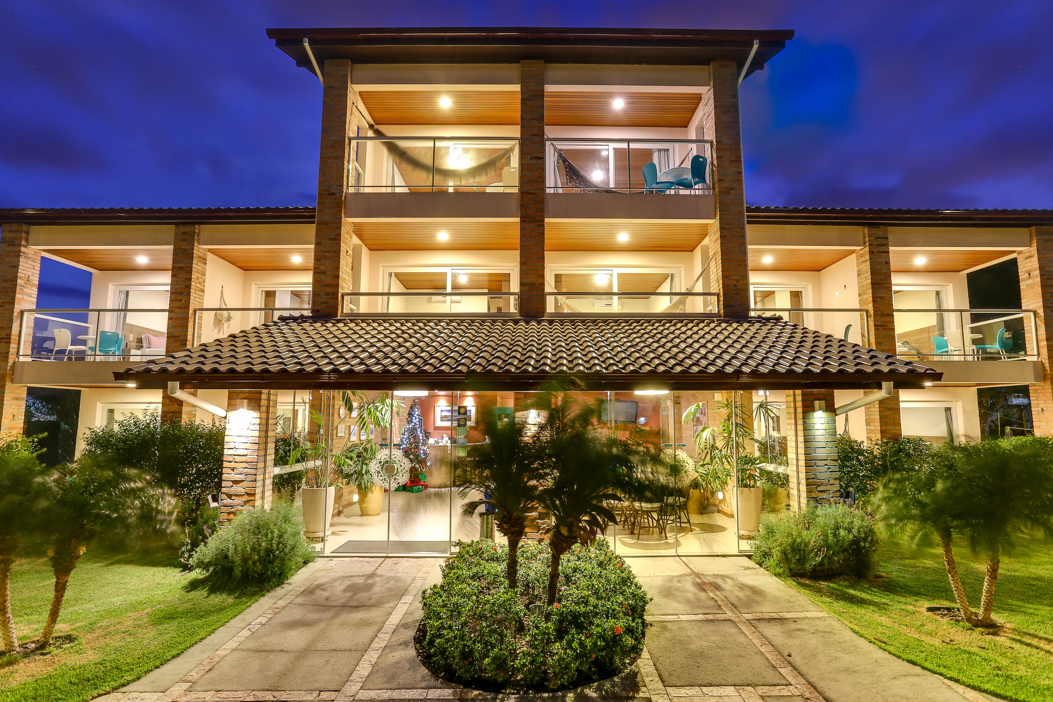 Fachada de la propiedad por la tarde o noche