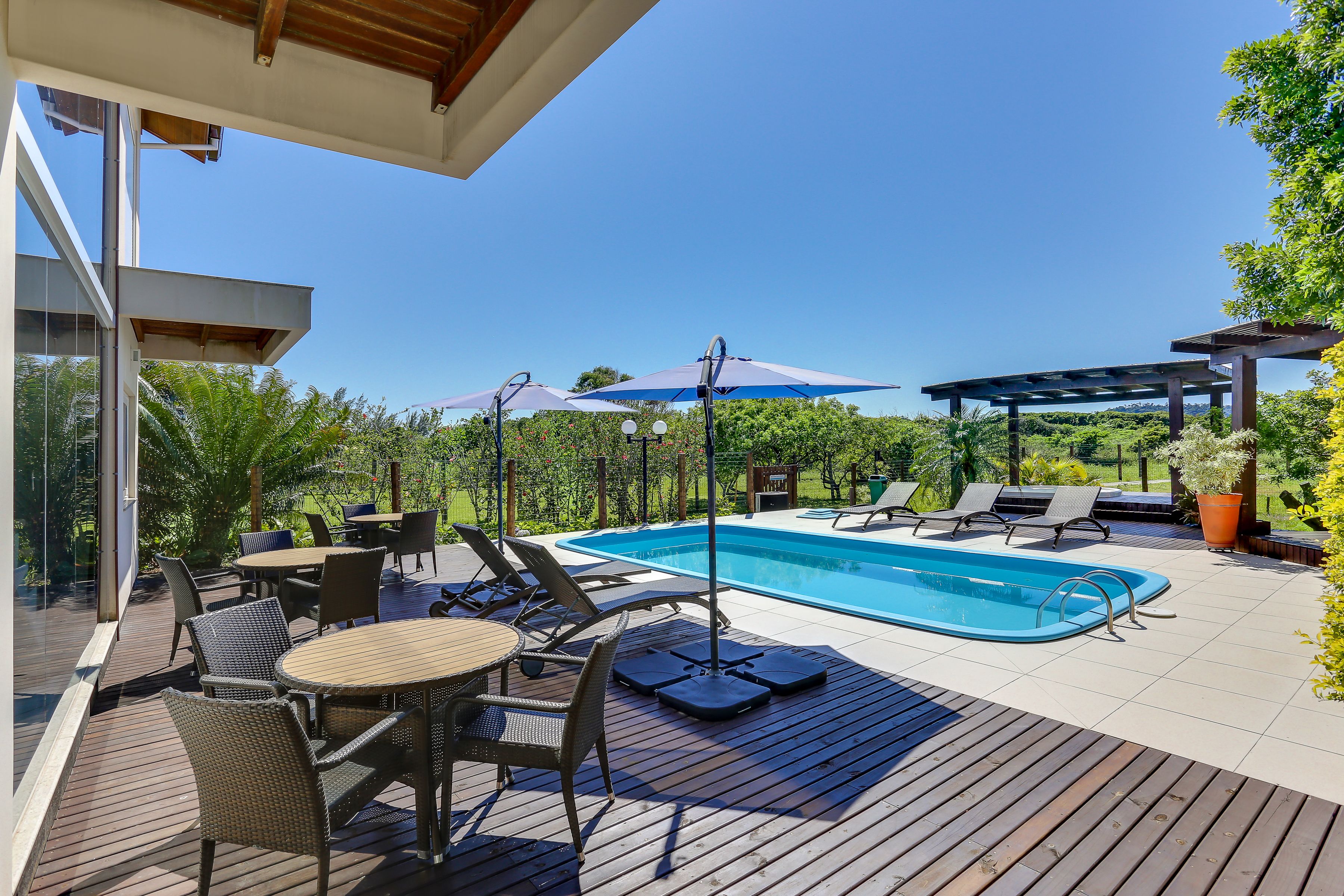 Piscina all'aperto, lettini