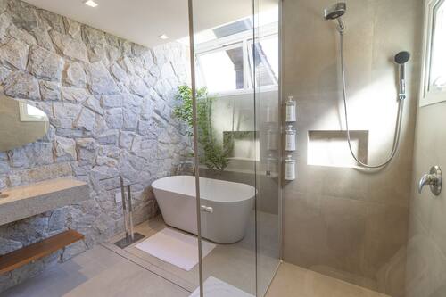 Chambre Deluxe | Salle de bain | Articles de toilette (gratuits), séchoir à cheveux, serviettes fournies