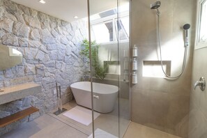 Phòng Deluxe | Phòng tắm | Đồ dùng nhà tắm miễn phí, máy sấy tóc, khăn tắm, xà phòng 
