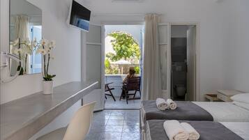 Habitación Confort con 1 cama matrimonial o 2 individuales | Escritorio, insonorización, wifi gratis y ropa de cama