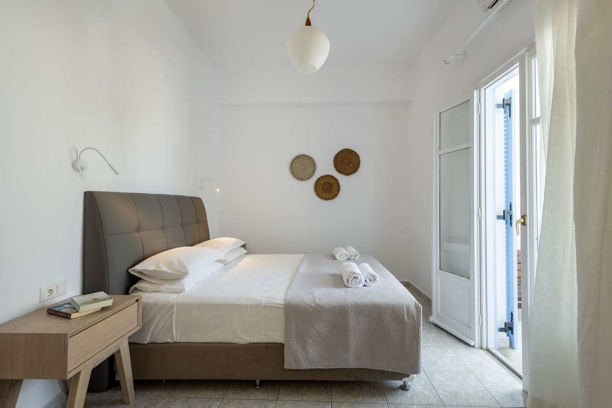Basic Quadruple Room | Desk, soundproofing, WiFi (free), bed sheets