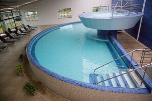 Innendørsbasseng og solsenger