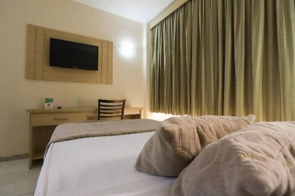 Minibar, caja de seguridad en la habitación y escritorio