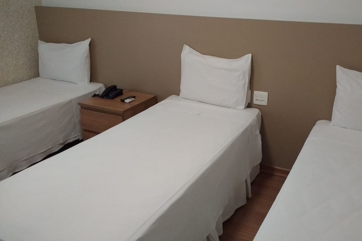 Triple Room | Desk, blackout curtains, free WiFi