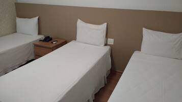 Quarto triplo | Escrivaninha, cortinas blackout, Wi-Fi de cortesia