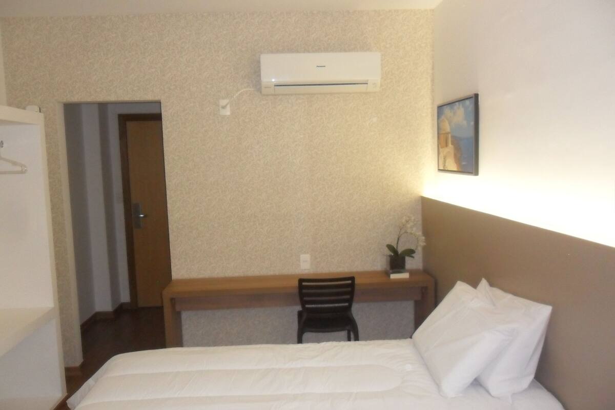 Single Room | Desk, blackout curtains, free WiFi