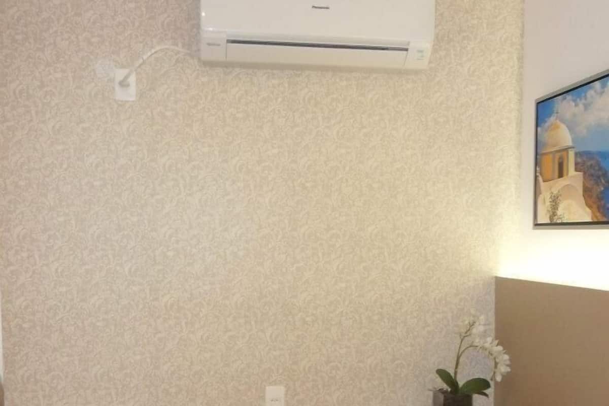 Single Room | Desk, blackout curtains, free WiFi