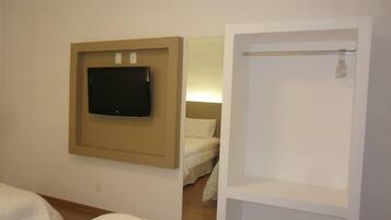 Quarto duplo | Escrivaninha, cortinas blackout, Wi-Fi de cortesia