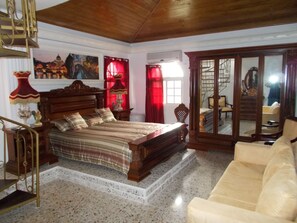 Two Bedroom Suite, Ocean View | 客房內保險箱、免費無線上網、床單