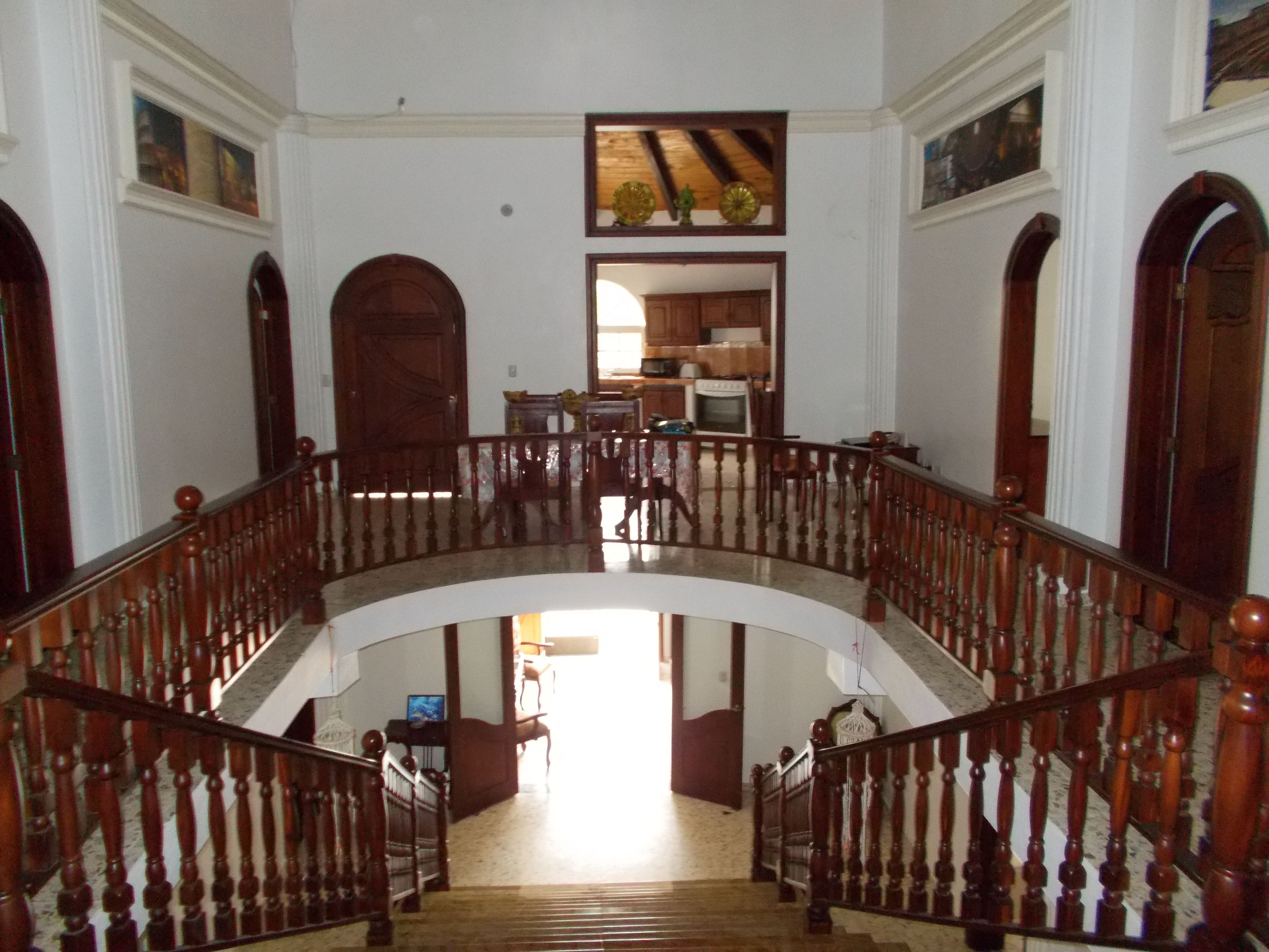 Un magnifique escalier, doté d’une rampe en bois, mène à l’étage supérieur.