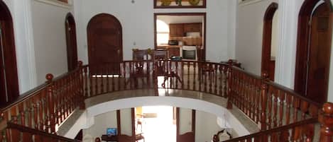 Un magnifique escalier, doté d’une rampe en bois, mène à l’étage supérieur.