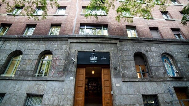 Un immeuble sur lequel on peut lire l’inscription : « Auberge de jeunesse urbaine ».