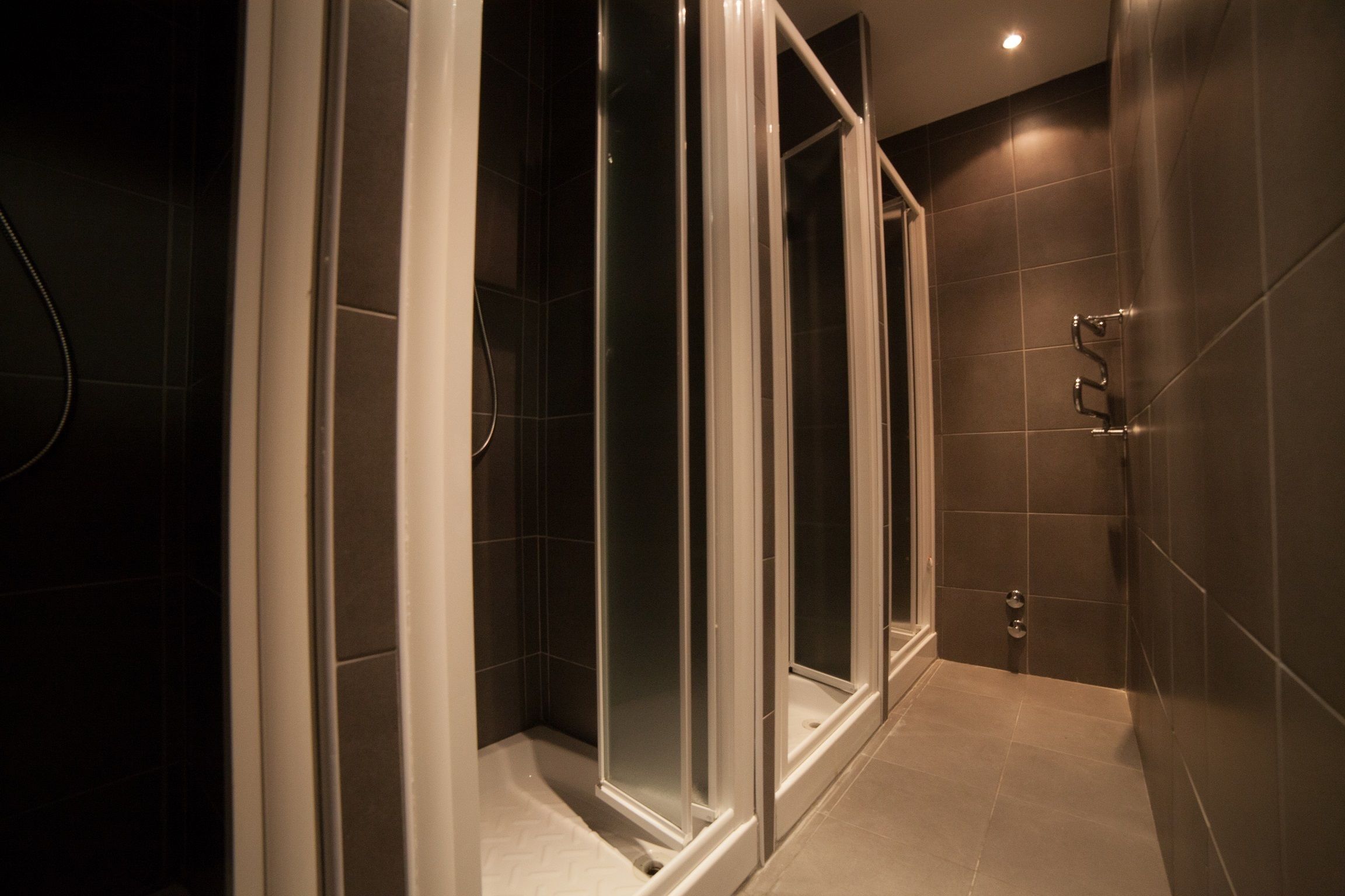 Douche, sèche-cheveux, bidet, serviettes fournies