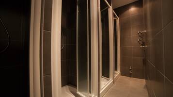 Douche, sĂšche-cheveux, bidet, serviettes fournies
