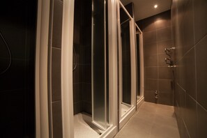 Douche, sèche-cheveux, bidet, serviettes fournies