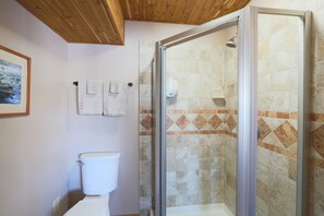 Standard Double Room, Ensuite (Mountain Whispers Suite) | Bathroom