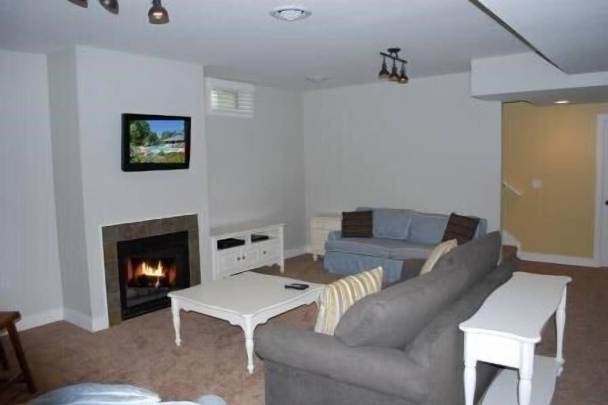 Family Cottage, 5 Bedrooms, Kitchen (1 King, 2 Queen, 1 Pullout, 4 Twin ) | Living area | Flat-screen TV, fireplace