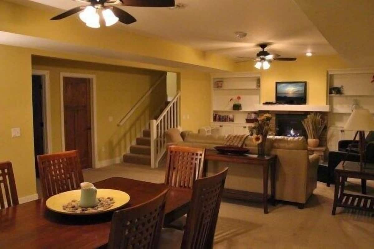 Cottage, 5 Bedrooms, Kitchen (4 Queen, 1 Queen Pullout and 6 Twin) | Living area | Flat-screen TV, fireplace
