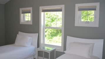 Family Cottage, 5 Bedrooms, Kitchen (1 King, 2 Queen, 1 Pullout, 4 Twin ) | Desk, iron/ironing board, cots/infant beds