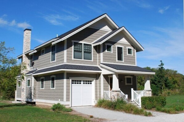 Luxury Cottage, 4 Bedrooms, Kitchen (1 King, 2 Queen, Queen Sofa, 4 Twin) | Exterior - Bluewater Vacation Rentals (South Haven)