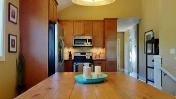 Premium Cottage, 4 Bedrooms, Kitchen (3 Queen, Queen sofa, 4 Twin) | In-room dining