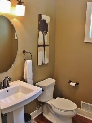 Family Cottage, 5 Bedrooms, Kitchen (1 King, 2 Queen, 1 Pullout, 4 Twin ) | Bathroom | Free toiletries, hair dryer, towels - Bluewater Vacation Rentals (South Haven)