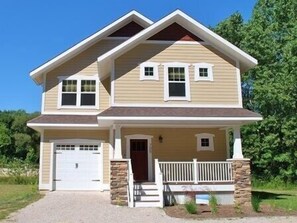 Family Cottage, 5 Bedrooms, Kitchen (1 King, 2 Queen, 1 Pullout, 4 Twin ) | Desk, iron/ironing board, cots/infant beds - Bluewater Vacation Rentals (South Haven)