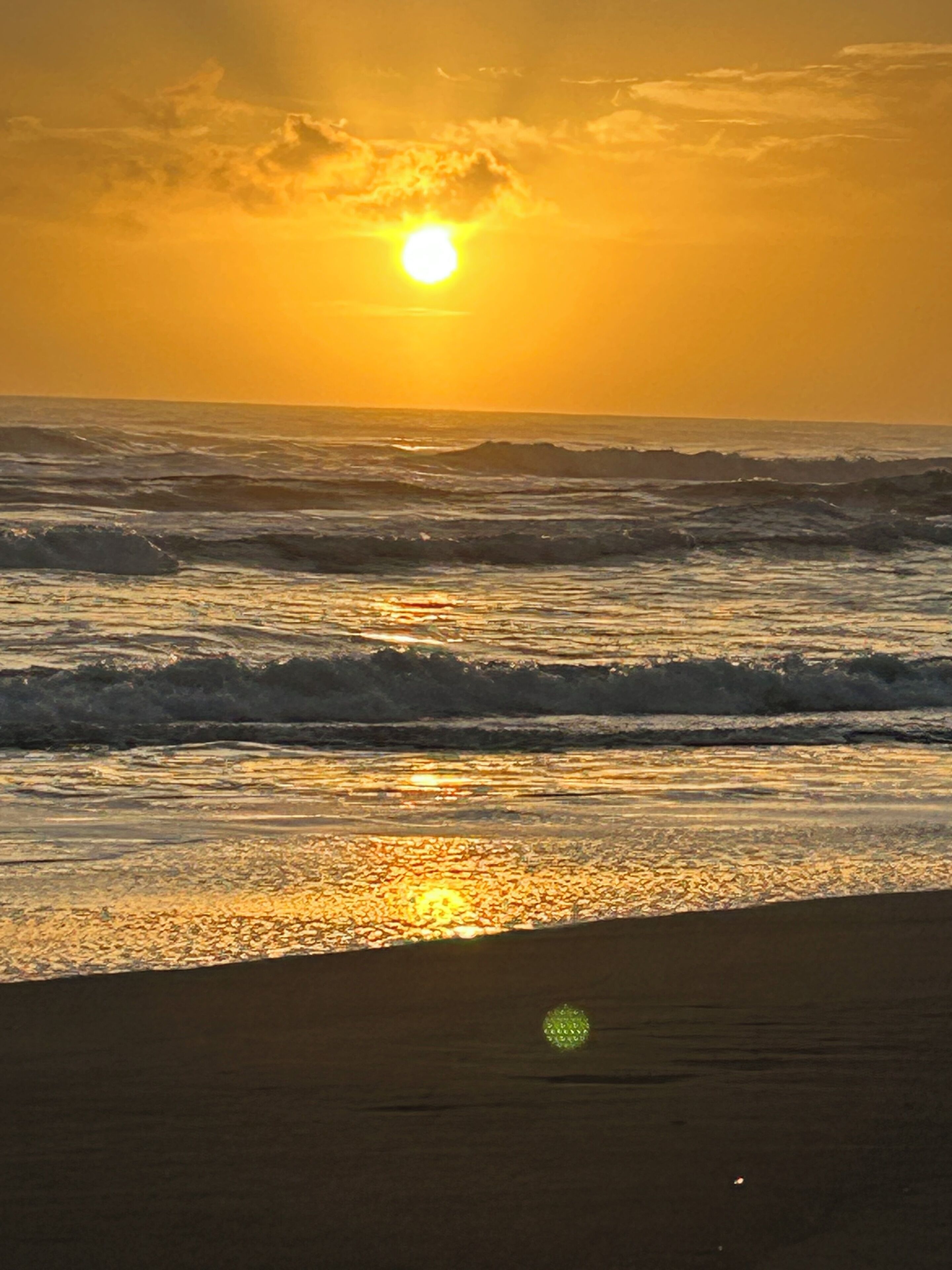 Un capvespre sobre l'oceà amb onades que s'estrenyen a la platja.