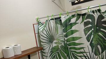 Family Twin Room | Bathroom | Shower, free toiletries