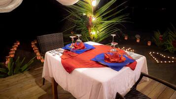 Breakfast, lunch, dinner served; international cuisine