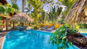 Piscine extérieure, chaises longues