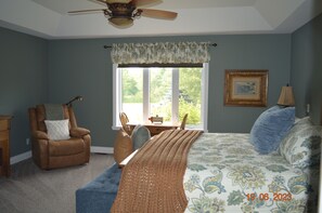 Luxury Suite, Ensuite, Garden View (The King Suite) | Premium bedding, in-room safe, individually decorated - Wenzler's Landing Bed & Breakfast (Leamington)