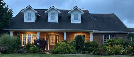 Vista frontal de la propiedad