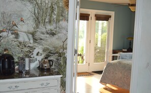 Deluxe Room, Private Bathroom, Garden View (Glorious Morning Plus) | Coffee and/or coffee maker - Wenzler's Landing Bed & Breakfast (Leamington)