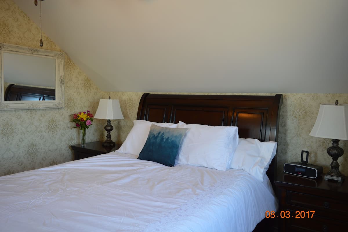 Premium bedding, in-room safe, desk, laptop workspace