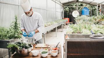 Se sirven desayunos, comidas y cenas con vista al mar