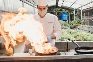 供应早餐、午餐和晚餐，海景