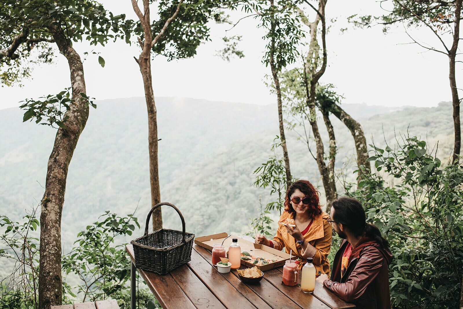 Breakfast, lunch, dinner served; sea views 