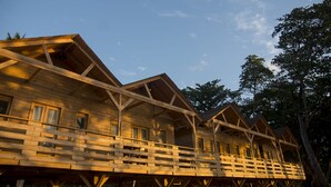 A wooden cabin with multiple levels and balconies, surrounded by trees. - Hotel SeaBreeze (Paraiso)