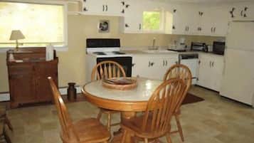 Standard Duplex, 3 Bedrooms, Garden Area | In-room dining