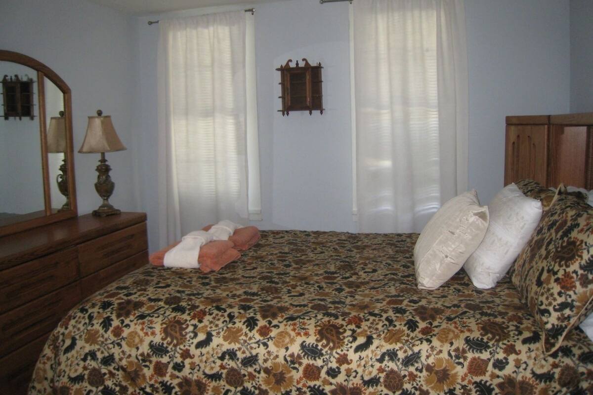 Standard Duplex, 2 Bedrooms | 1 bedroom, desk, iron/ironing board, WiFi (free)