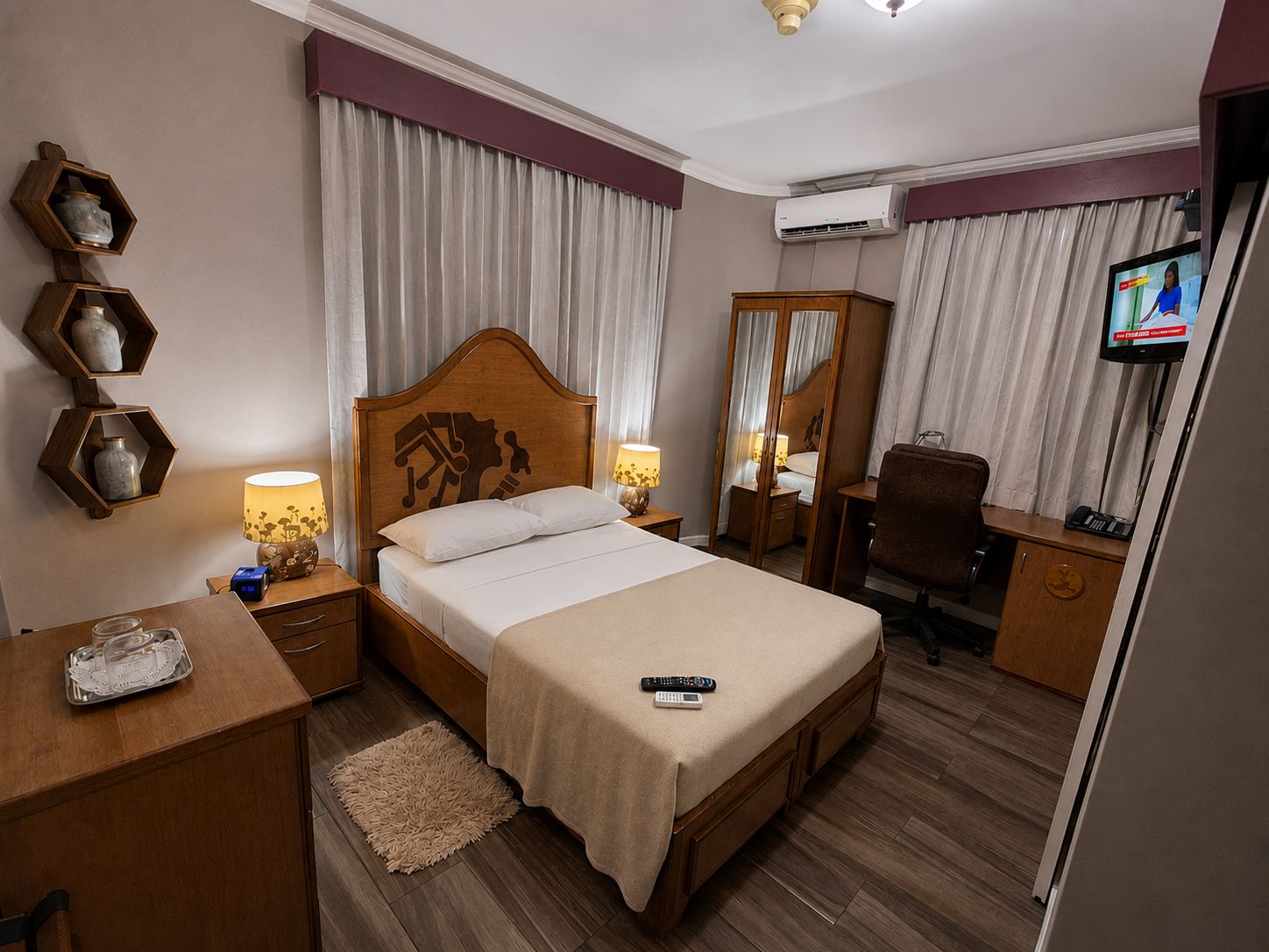 Kamar Double Klasik | Brankas, meja kerja, ruang kerja ramah laptop, dan tirai kedap cahaya