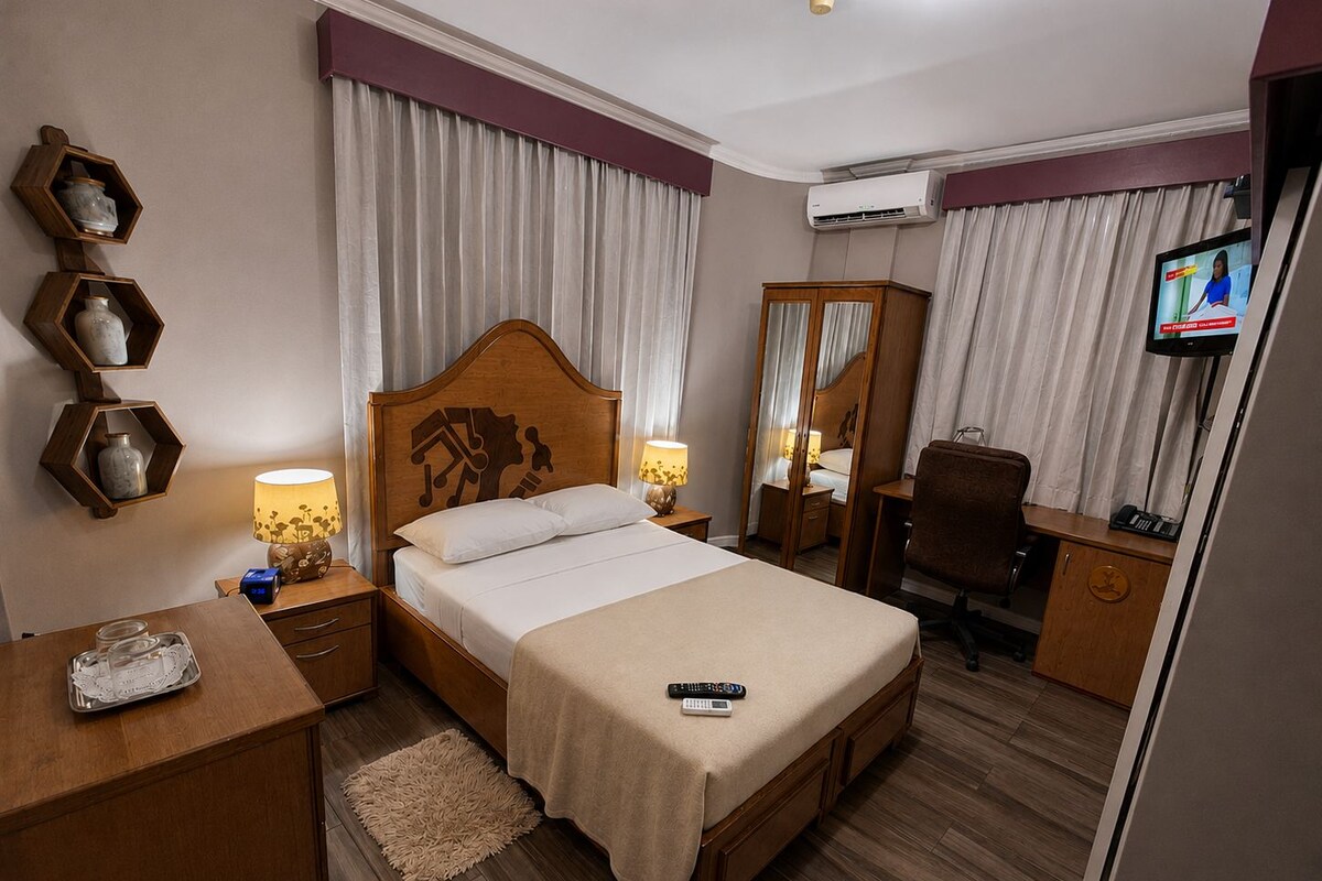 Classic Double Room | Peti besi dalam bilik, meja, ruang kerja komputer riba 