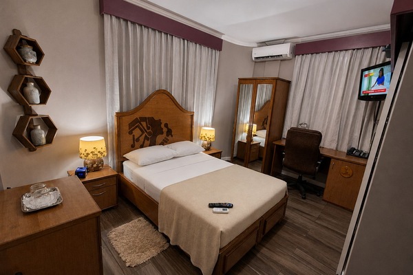 Kamar Double Klasik | Brankas, meja kerja, ruang kerja ramah laptop, dan tirai kedap cahaya