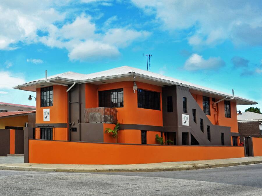 Un edificio moderno de dos pisos con techo plano, ventanas grandes y un llamativo letrero que dice 'Culture'.
