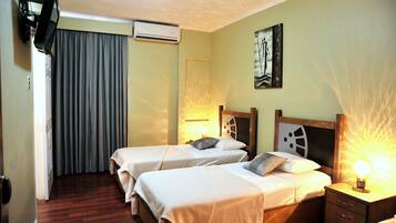 Signature Room, 1 King or 2 Single Beds | Una cassaforte in camera, una scrivania, postazione laptop