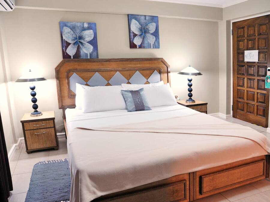 Camera Premium, 1 letto king | Una cassaforte in camera, una scrivania, postazione laptop